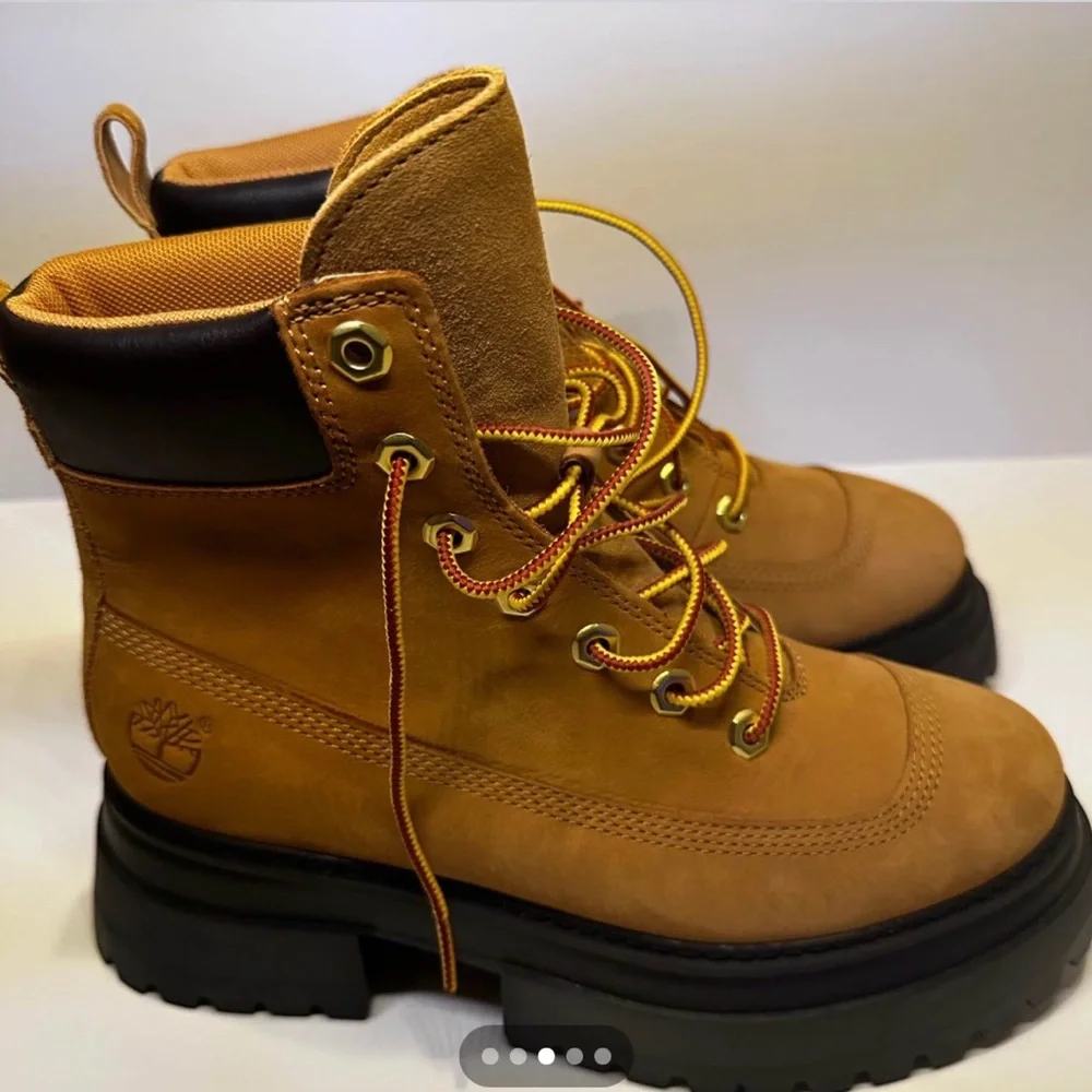 Timberland Platform Tan Boots - Picture 2 of 3